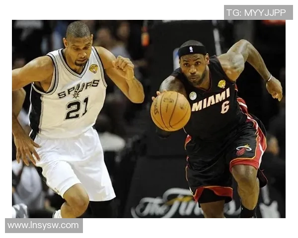 邓肯与姚明深情拥抱瞬间展现篮球友谊与传奇对决的感人时刻 邓肯与姚明深情拥抱瞬间展现篮球友谊与传奇对决的感人时刻